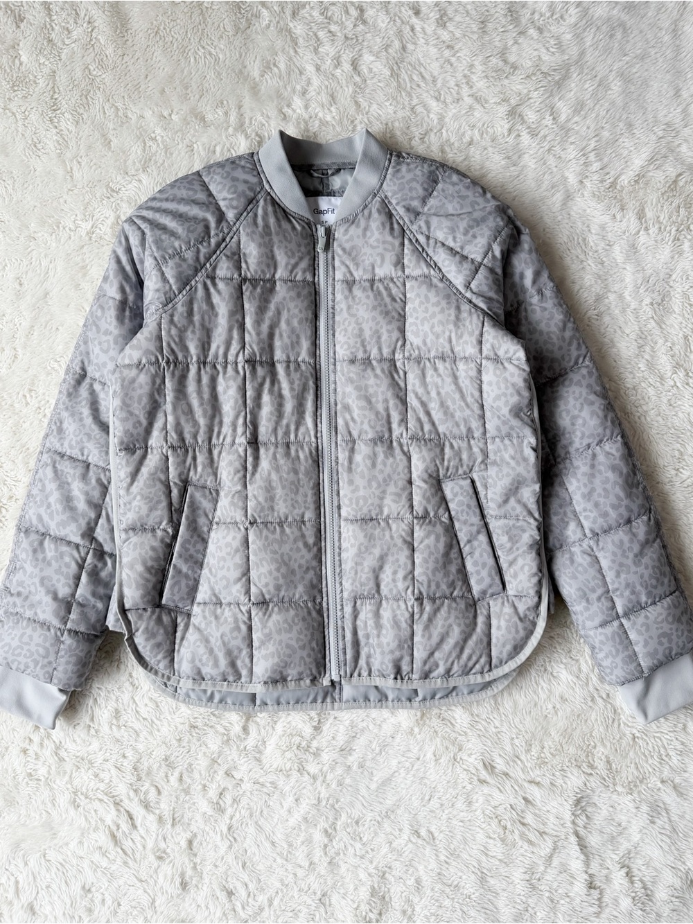 GAP Woman Gray Leopard Print Relax Primaloft Quilted Jacket SMALL Preppy Chic